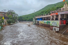 Heavy Rain in Gujarat Causes Waterlogging; Mahuva Taluka in Surat Gets 302 Mm in 30 Hours